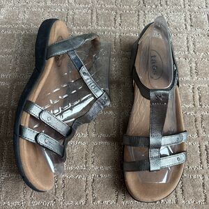 Taos Trophy Sandals Women's 9 Metallic Silver Comfort Ankle Strappy Casual EUC